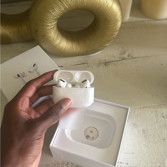 Apple White Wireless Earbuds